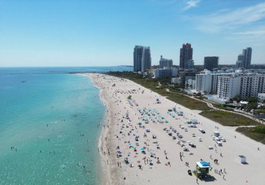 Mavi gökyüzünde Miami Plajı. Skyline hava görüntüsü. Miami şehri. Tropik Miami sahili. Miami bölgesi gökyüzü manzarası. Meşhur okyanus kıyısında. Panoramik kıyı şeridi. Güney sahili manzarası
