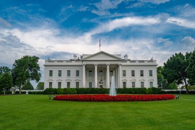 Washington 'daki Beyaz Saray. Seçim döneminde Beyaz Saray. Amerikan hükümeti. Amerikan başkanlarının evi. İkonik Beyaz Saray binası. Federal hükümet. Beyaz Saray ve Amerikan bayrağı