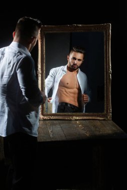 Kaslı, çıplak vücutlu seksi adam. Tişörtsüz seksi erkek model. Güçlü vücutlu kaslı yakışıklı erkek model. Seksi kas modeli. Çıplak gövdeli seksi bir adam, çıplak bir adam.