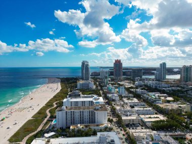 Miami Plajı 'nın gökyüzü manzarası. Miami Sahili 'nin insansız hava aracı görüntüsü. Güney Miami Plajı ve okyanus. Gökdelenleri ve kıyı şeridi olan Miami Plajı gökdelenleri
