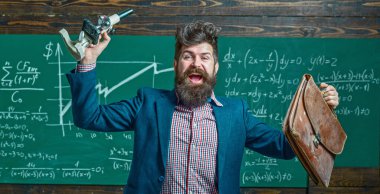 Öğretmen matematiği açıklıyor. Profesör, matematik dersinde. Formüle yakın bir yerde. Komik öğretmen. Profesör ders veriyor. Öğretmen matematiği açıklıyor. Öğretmenler günü. Bilgi ve eğitim