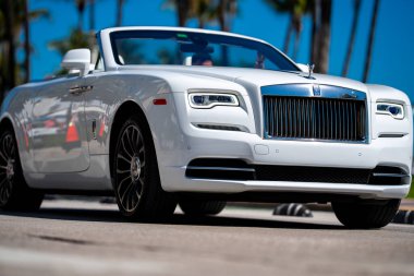 3 Nisan 2025. Miami mi? Rolls Royce lüks araba. Sokaktaki hayalet Rolls Royce. Özel lüks otomobil. Rolls Royce V12 motoru. Birinci sınıf araba sürüşü. Klasik Rolls Royce araba tasarımı.