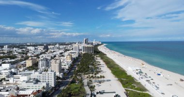 Ufuk çizgisi olan Miami Plajı hava aracı görüntüsü. Miami yukarıdan. Miamis 'in ünlü simgeleri. Gökdelenleri olan South Pointe plajı. Miami şehri panoraması. Miami Sahili 'nin okyanus manzarası
