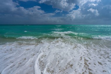 Deniz dalgaları. Yaz dönemi. Okyanus suyu hareketi. Okyanus sıçrama dalgası arka planı. Derin mavi deniz plajı. Turkuaz dalga arka planı. Rüya gibi egzotik deniz sahili arka planı. Yaz sancağı
