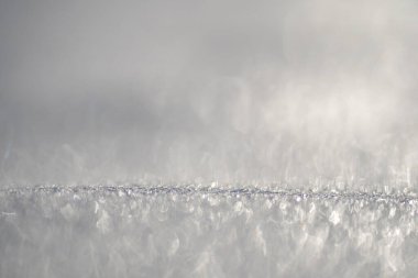 Arka planda kar kristali. Kar kışın güzelliğini gösterir. Kar parlak ve beyaz görünüyor. Kar bütün gün donmuş olarak kalır. Karlı bir desen. Kar tanesi düşüyor. Soğuk ve buzlu tasarım