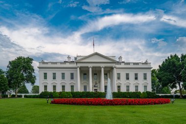 Beyaz Saray, ABD 'nin konik sembolüdür. Washington 'daki Beyaz Saray. Amerikan başkanlık konutu. Yazın Beyaz Saray 'da. Beyaz Saray ulusal semboldür. Siyasi hükümet binası