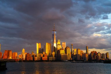 Gökdelenleri olan New York gökdelenleri. Manhattan ve Brooklyn Panoraması. Hudson Nehri manzaralı New York City silueti. New York şehir merkezi. Rıhtımdan New York 'a. New York 'un finansal bölge silueti