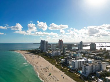 Miami Plajı, bulutlu yaz gökyüzünün altında. Miami Sahili 'nin güney kıyısında. Miami Plajı 'ndaki gökdelenler, hava manzarası. Florida 'da seyahat hayalleri. Miami Sahili Şehir Manzarası