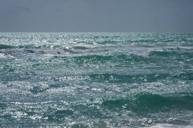Sakin bir okyanus dalgası hareketi. Yaz deniz esintisi. Deniz doğası arka planı. Huzurlu okyanus. Rüya gibi okyanus ufku. Kıyı okyanusu cennet duvar kâğıdı. Deniz köpüğü dalgaları. Yaz tropik seyahati
