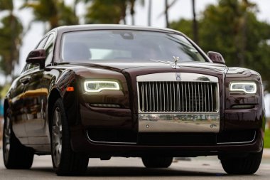 3 Nisan 2025. Miami mi? Rolls Royce lüks araba. Sokaktaki hayalet Rolls Royce. Özel lüks otomobil. Rolls Royce V12 motoru. Süper araba sürüşü. Klasik Rolls Royce araba tasarımı.
