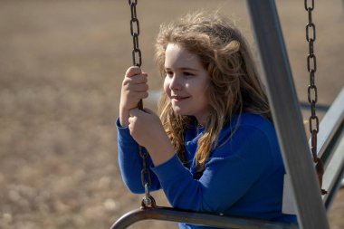 Çocuk hayalleri. Sarışın çocuk barışçıl düşünüyor. Küçük hayalperest. Çocuk hayal etme konsepti. Açık hava çocuk portresi. Hayalci çocuk suratı. Çocukların rüya gibi ifadesi. Çocuklar ilham kaynağıyla yüzleşir. Sarışın çocuklar.