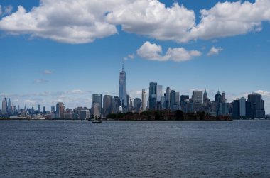 Gökdelenleri olan New York gökdelenleri. Manhattan ve Brooklyn Panoraması. Hudson Nehri manzaralı New York City silueti. New York şehir merkezi. Rıhtımdan New York 'a. New York 'un İş Bölgesi silüeti