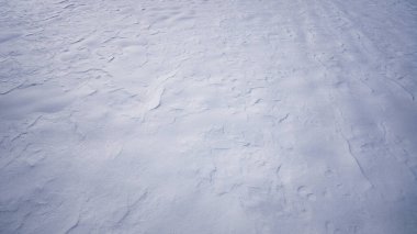 Kar kaplıyor. Kış dönemi. Arka planda kar var. Kar temizleyicisi. Beyaz kar arka planı. Kış ya da Noel tasarımı için kar tabakası