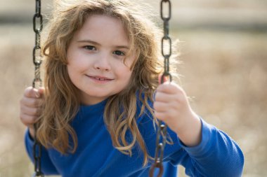 Doğada çocuk hayalleri. Sarışın çocuk barışçıl düşünüyor. Küçük hayalperest. Çocuk hayal etme konsepti. Açık hava çocuk portresi. Hayalci çocuk suratı. Çocukların rüya gibi ifadesi. Çocuklar ilham ile yüzleşir