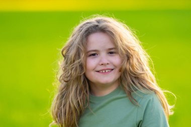 Yazın çekilen çocuk portresi. Çocuk suratı. Mutlu bir çocuğun yaz portresi. Çocuk yüzü parkta. Dışarıdaki neşeli çocuğun sevimli yüzü. Eğlenceli bir çocuk yüzü. Çocuk yazın tadını çıkarıyor. Yaz titreşimleri