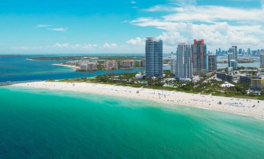 Güney Miami 'nin en iyi manzarası. Miami 'nin ünlü sahil şeridinin insansız hava aracı görüntüsü. Gökdelenleri olan Miami gökdelenleri. Yazın Miami 'nin hava manzarası. Gökdelenleri olan Miami kıyısı