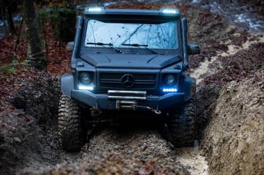 04 numara. - 30. 2025, Karpatlar. Off-road SUV dağların içinden geçiyor. Toprakta off-road macerası. Dağlar ve off-road için patikalar. Aşırı off-road sürüşü. 4x4 araçlı motor gezisi