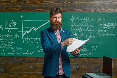 Öğretmen tahtada matematiği açıklıyor. Profesör karatahtayla sınıfta. Üniversite profesörü matematik formülü yazıyor. Sakallı öğretmen. Profesör sınıfta ders veriyor. Profesör matematiği açıklıyor