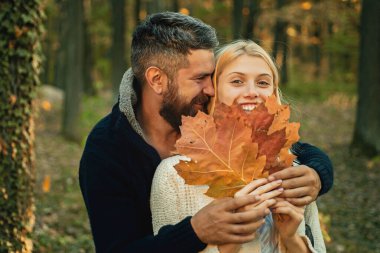 Aşık mutlu çift Romantik Doğa Sonbahar Sonbaharı 'nın tadını çıkarıyor. Sonbahar sonbahar parkında bir çift. Sonbahar mevsimi yakınlarındaki erkek ve kadın yaprakları