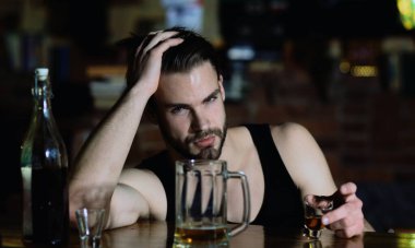 Alkol sorunu derin umutsuzluğa neden oluyor. Restoranda içen yalnız bir adam. Araba kullanmadan önce yasadışı içki içmek. Bir bardak likörlü depresif bir adam. Gece hayatı stresi bağımlılığa yol açıyor