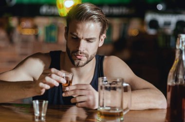 Barda tek başına oturan adam. Alkollü adam. Bardaki üzgün adam. Karanlık bardaki adam. Alkol problemi. Restoranda viski içen yalnız bir adam. Bir bardak birası olan depresif bir adam. Gece hayatı kulübü.