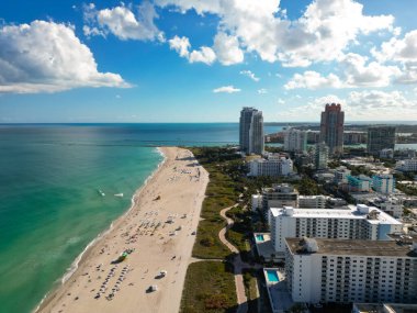 Miami ufuk çizgisinin havadan görünüşü. Miami şehrinin insansız hava aracı görüntüsü. Güney Miami ve okyanus manzarası. Gökdelenleri ve kıyı şeridi olan Miami gökdelenleri