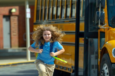 Okul otobüsü dışarıda çocuk öğrenciyi bekliyor. Sırt çantası ve okula gidecek kitapları olan bir çocuk. Devlet okuluna kadar yürüdüm. Amerikan okulunda eğitim, öğrenim ve bilgi kavramı