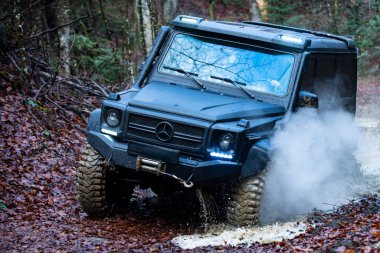04 numara. - 30. 2025, Karpatlar. Off-road SUV dağların içinden geçiyor. Toprakta off-road macerası. Dağlar ve off-road için patikalar. Aşırı off-road sürüşü. 4x4 araçlı motor gezisi