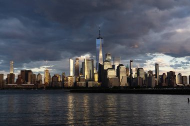 Gökdelenleri olan New York gökdelenleri. Manhattan ve Brooklyn. Hudson Nehri manzaralı New York City silueti. New York şehir merkezi. Rıhtımdan New York 'a. New York Panoraması