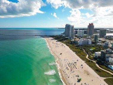 Ufuk çizgisi olan Miami Plajı hava aracı görüntüsü. Miami yukarıdan. Miamis 'in ünlü simgelerinin insansız hava aracı görüntüsü. Gökdelenleri olan South Pointe plajı. Miami şehri panoraması. Miami Sahili 'nin silüeti