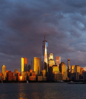 Günbatımında New York şehrinin silüeti. ABD 'de Manhattan şehri.