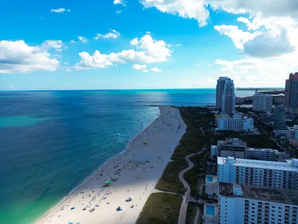 Mavi gökyüzünde bulutlu Miami şehri manzarası. Miami 'nin güney sahili. Miami 'deki gökdelenler, hava manzarası. Güney sahili. Miami Sahil İskelesi. Miamis kıyıları