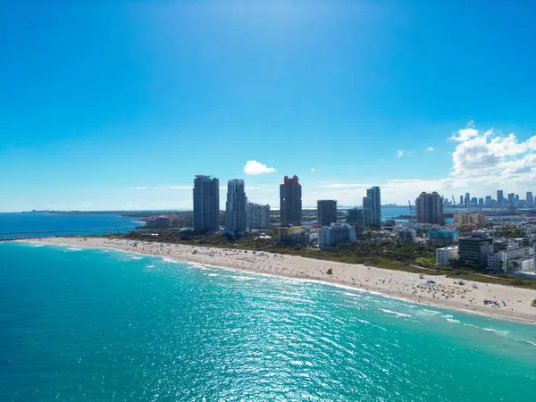 Mavi gökyüzünde bulutlu Miami şehri manzarası. Miami 'nin güney sahili. Miami 'deki gökdelenler, hava manzarası. Güney sahili. Miami Sahil İskelesi. Miamis kıyıları