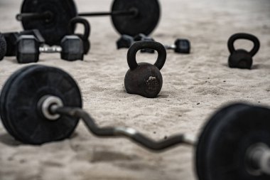 Doğal antrenman. Spor salonu ağırlıkları dışarıda. Yaz antrenmanı. Halter ve halter ayarlandı. Doğada egzersiz yapmak için. Ağırlıklı bir kettlebell. Dambıllarla park egzersizi. Sahilde ağırlık kaldırıyorum.