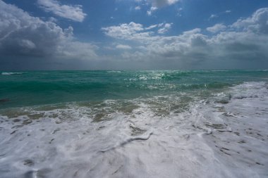 Deniz dalgaları. Okyanus suyu hareketi. Okyanus dalgası arka planı. Derin mavi deniz plajı. Turkuaz dalga. Rüya gibi deniz plajı. Güzel deniz dalgaları