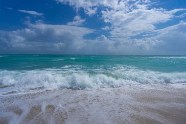 Deniz dalgaları. Yaz okyanusu hareketi. Okyanus dalgası arka planı. Derin mavi deniz plajı. Turkuaz dalga. Rüya gibi deniz plajı. Güzel deniz dalgaları