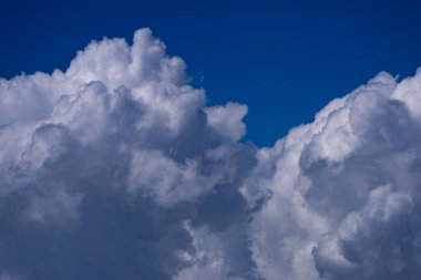 Bulutlu gökyüzü. Gökyüzünde kümülüs bulutları. Bulut duvar kağıdı. Gökyüzü arka planı. Güneşli bulutlu bir gökyüzü. Beyaz bulutlar duvar kağıdı. Mavi gökyüzü ve beyaz bulutlar. Idyllic yumuşacık bulutlar. Sakin doğa