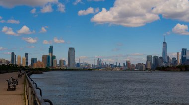 New York şehri gökyüzü bulutları üzerinde. Gökdelenleri olan New York şehri. New York şehri silueti panoramik. Manhattan silueti. New York ve Hudson Nehri. New York şehir merkezi. New York gökdelenleri