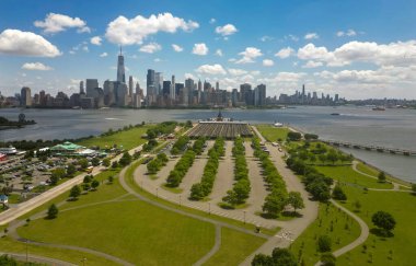 New York bir gökyüzü. Gökdelenleri olan New York şehri. New York şehrinin gökyüzü manzarası. Manhattan silueti. New York ve Hudson Nehri. New York şehir merkezi. Yukarıdan New York gökdelenleri