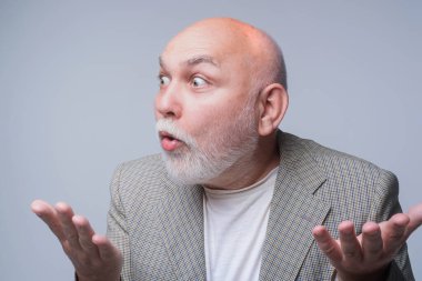 Şok olmuş yüz ifadesi. Yaşlı erkek şoka duygusal tepki gösteriyor. Şok olmuş suratlı olgun bir adamın portresi. Üstad korku ve şok gösteriyor. Şok olmuş yaşlı bir adamın portresi.