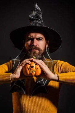 Balkabaklı Cadılar Bayramı adamı. Cadılar Bayramı şapkalı balkabaklı adam. Şeker mi şaka mı? Cadılar Bayramı şapkalı korkunç hippi adam. Cadı şapkalı adam, balkabağını tut.