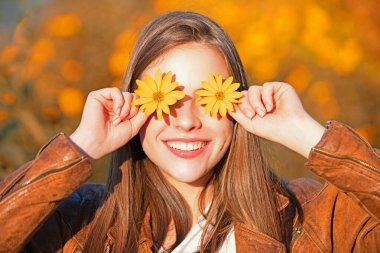 Yay surat. Çiçek mankeni portresi. Yaz güzeli. Romantik kız. Doğada eğlenceli bir kadın. Romantik çiçek portresi. Çiçekli güzel bir kız. Çiçekli gülüşlü bir kadın. Komik yaz portresi