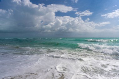 Deniz kumsalı. Manzaralı deniz sahili arkaplanı. Cennet okyanus manzarası. Köpüklü okyanus arka planı. Egzotik okyanus. Açık deniz sahili ufku. Rahatlatıcı dalgalar. Yaz arkaplanı