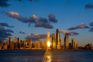 Gökdelenleri olan New York gökdelenleri. Manhattan ve Brooklyn. Hudson Nehri manzaralı New York City silueti. New York şehir merkezi. Rıhtımdan New York 'a. New York Panoraması