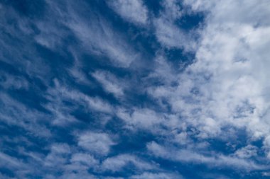 Güzel bulutlu gökyüzü. Gökyüzünde kümülüs bulutları. Bulut duvar kağıdı. Gökyüzü arka planı. Güneşli bulutlu bir gökyüzü. Beyaz bulutlar duvar kağıdı. Mavi gökyüzü ve beyaz bulutlar. Idyllic bulut