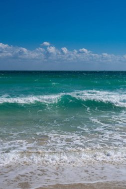 Deniz dalgası. Mavi okyanus dalgaları. Köpüklü dalga. Yuvarlanan deniz dalgaları. Yumuşak deniz sahili dalgası. Yaz Denizi Sahili