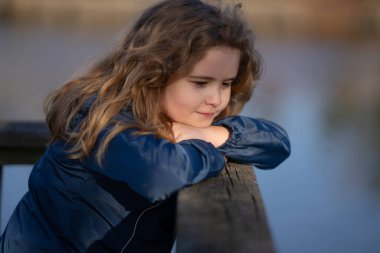 Hayal gücü. Sarışın çocuk hayalleri. Çocuk hayal gücü. Düşünen küçük bir hayal gücü, tasasız bir gün. Mutlu çocuk portresi. Çocuk gözlerinde rüyalar. Çocukluk hayalinin sessiz anı