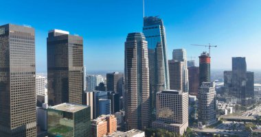 Los Angeles şehri. Los Angeles şehir merkezi hava manzaralı. Los Angeles silueti. Los Angeles Panoraması. Los Angeles 'a tepeden bak. Los Angeles şehir merkezi kuleleri. Los Angeles siluetinin panoramik manzarası. Kaliforniya 'daki Amerikan şehri