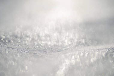 Arka planda kar kristali. Kar kışın güzelliğini gösterir. Kar parlak ve beyaz görünüyor. Kar bütün gün donmuş olarak kalır. Karlı bir desen. Kar tanesi düşüyor. Soğuk ve buzlu tasarım