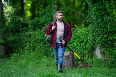 Ekose gömlekli oduncu doğa kökenli. Acımasız oduncu. Odun kesiyorum. Keskin bıçak. Vahşilik ve erkeklik. Sakallı oduncu. Oduncu tarzı. Baltalı adam. Sakallı adam, balta tut.